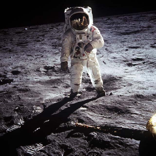 moon_landing_apollo_11_nasa_buzz_aldrin_1969_astronaut_space_space_suit-1142052-jpgd.jpg